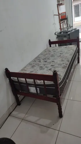 Vendo cama de solteiro com colchão 188cm por 88cm bem confortável leia a descrição.