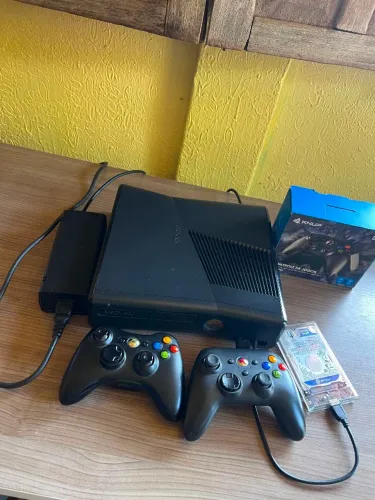 XBOX 360 COM HD DE 500 GB E VÁRIOS JOGOS, MAIS 2 CONTROLES E UM VOLANTE.