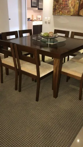 Mesa de jantar quadrada sem as cadeiras
