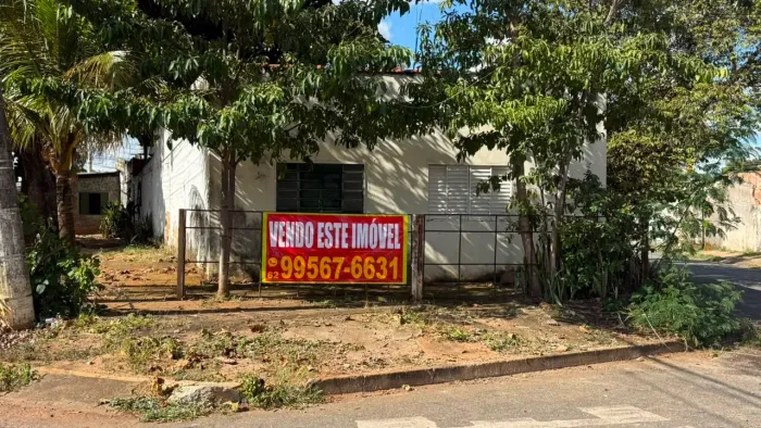 Vende casa/terreno com 3 moradias independentes de esquina otima oportunidade.