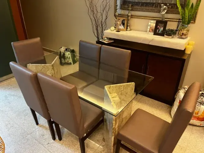 Mesa de Jantar em Vidro e Mármore com 6 Cadeiras Estofadas
