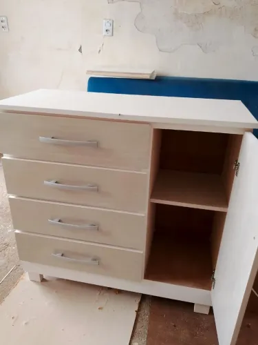 Vende se cômoda amadeirado quatro gaveta e uma sapateira do lado
