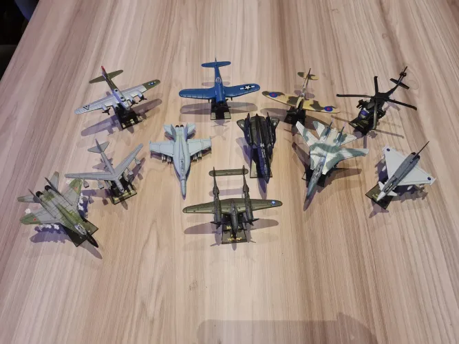 Miniatura de aviões. Coleção. Maisto