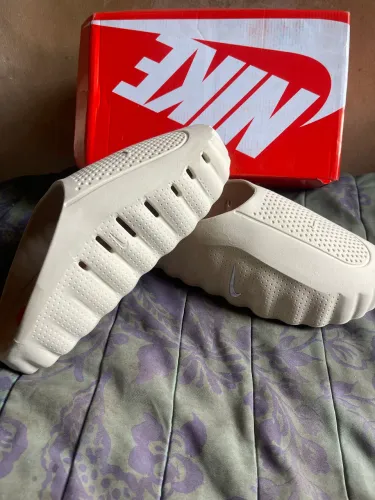 Chinelo da Nike branco lançamento massagem