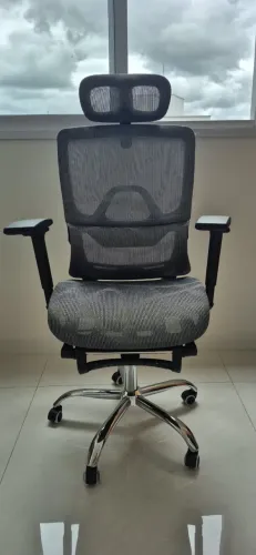 Cadeira de Escritório com Descanso para os Pés e ergonômica.
