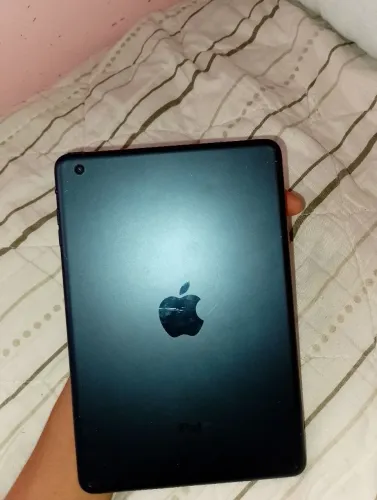 iPad mini 1 de 16 GB funciona normalmente não tem tela quebrada só um arranhão na traseira