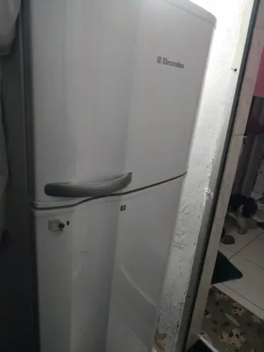 Vendo GELADEIRA ELETROLUX - 300,00 (precisa por o gás) *