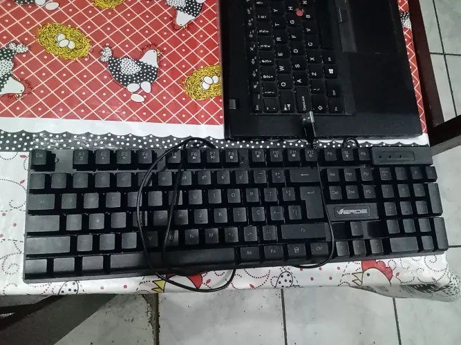 Teclado Semi Mecânico entrada USB novo .