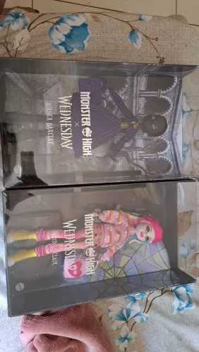 Monster high Enid Sinclair e Bianca Barclay na caixa,da serie Wandinha