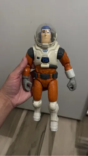 Buzz do filme Lightyear versão traje com capacete