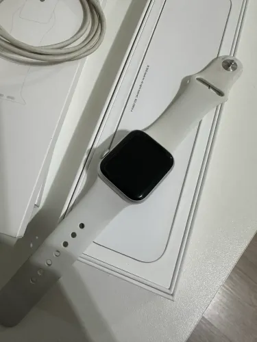 Apple Watch SE 40mm Caixa Prateada de Alumínio e Pulseira Esportiva Branco
