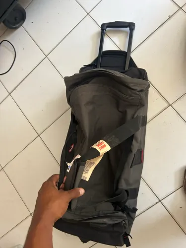 bolsa de viagem do tipo duffel com rodinhas (trolley duffel),