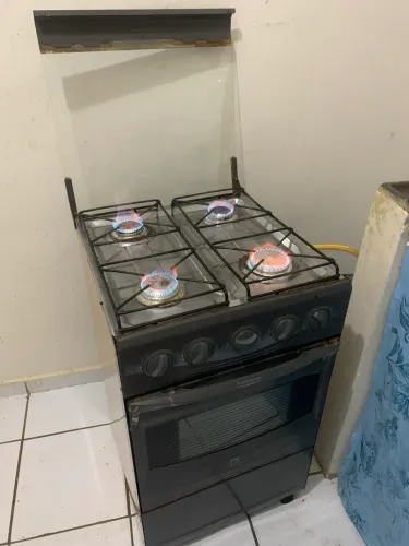 FOGÃO QUATRO BOCAS, ANTIGO PORÉM FUNCIONANDO TUDO PERFEITAMENTE, FORNO E AS QUATRO BOCAS.
