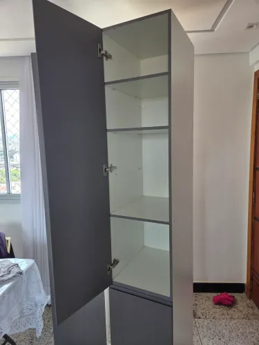 Lindo armário vertical super conservado ideal para guardar grandes objetos