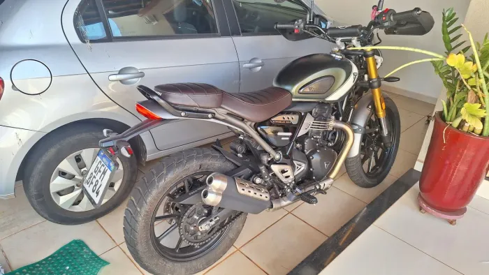 Triumph scrambler 400x verde com 5.600km, único dono.