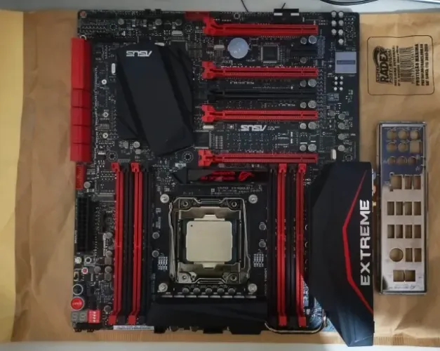 Placa-mãe ASUS RAMPAGE V EXTREME com 8 Slots de RAM DDR4, Já com Processador i7-5960x
