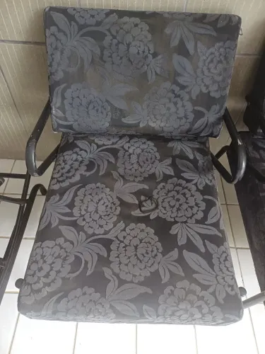 DUAS CADEIRAS DE APOIO SALA
