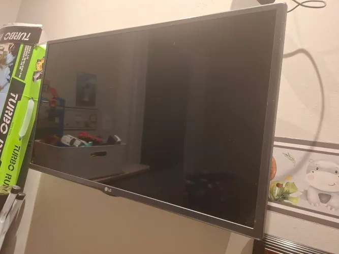 Smart TV LG 32" (Modelo 32LH570B) - Excelente Estado!