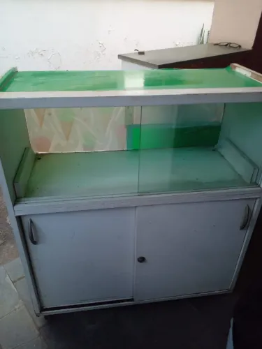 Balcão em MDF com vidro e rodinhas 