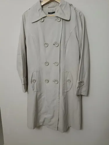 Trench Coat feminino C&A Tam 44 veste 42 a 44.