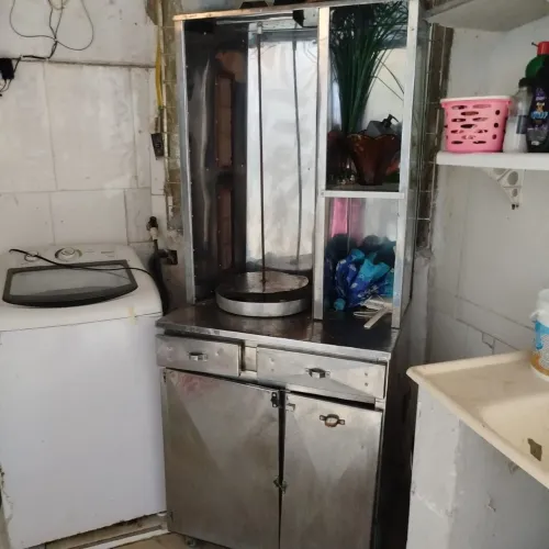 Vende-se churrasqueira.