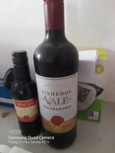 VENDE-SE DUAS GARRAFAS DE VINHO LACRADAS