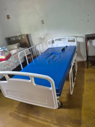 Cama hospitalar motorizada 