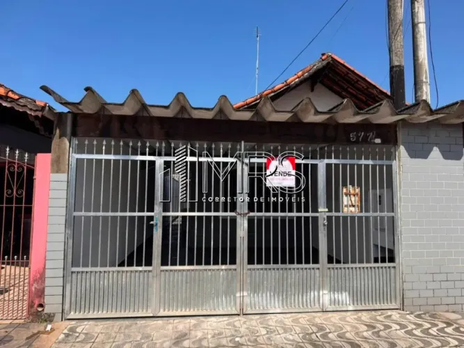 Espaçosa Casa Geminada 2 Quartos no Maracanã, Praia Grande - R$420 mil