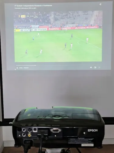 Kit projetor + telão + tripé profissional copa 2026