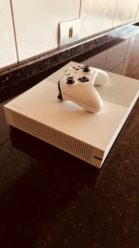 Xbox One S 1TB - Muito Conservado + Controle Original