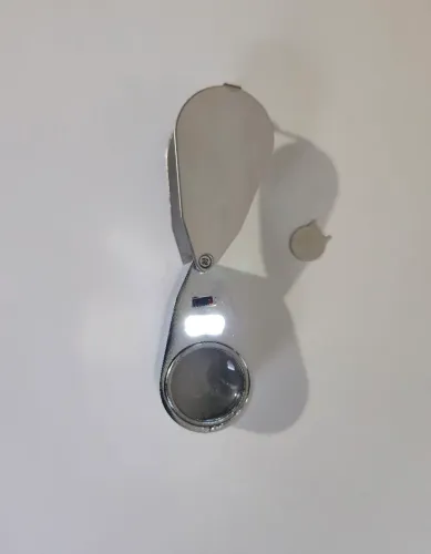 Lupa de joalheiro com luz LED Negra Branca e lentes de aumento 40x<br><br>potência de 40x