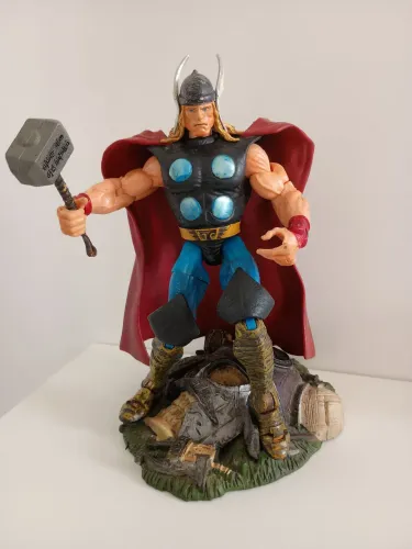 Thor da Toy Biz da linha Marvel Legends Series 3, lançada em 2002.
