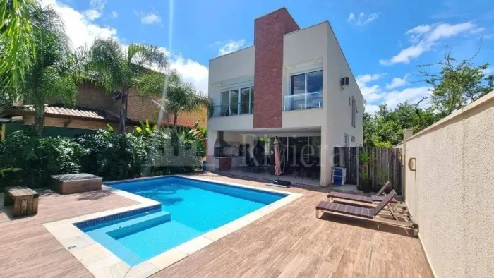 Casa à venda em condomínio fechado na Praia da Baleia