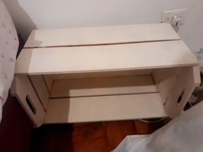 Vendo um criado mudo
