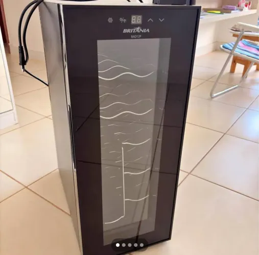Adega semi nova 12 garrafas 110w