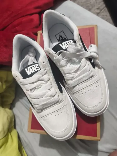 Vans Hylane White Black (modelo inspirado nos estilos de skate dos anos 2000).