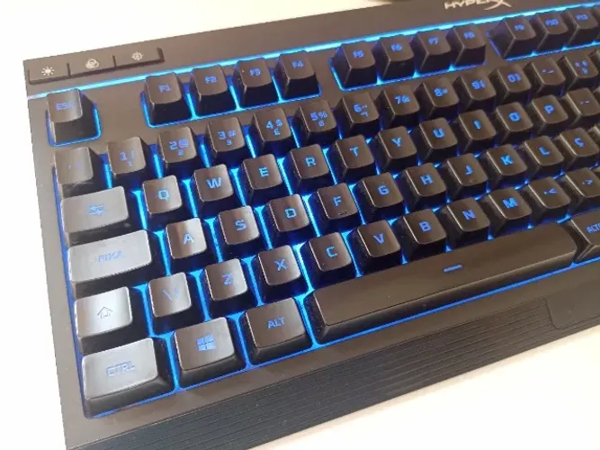 Teclado HyperX RGB com Controles Multimídia