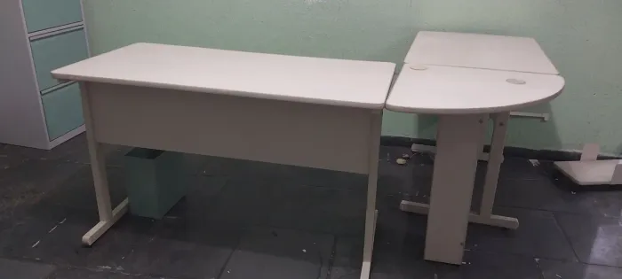 Escrivaninha grande em L /Reunião, com duas gavetas para escritório, temos 3 iguais