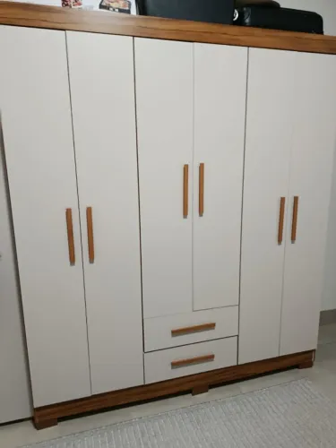 Vendo 2 roupeiros, 1 rack de TV, uma máquina de lavar e 2 ventiladores. Todos semi-novos.