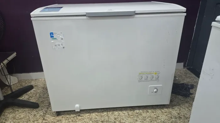 Vendo freezer semi novo em perfeito estado
