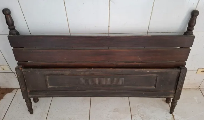 Cama de Casal em Madeira maciça.