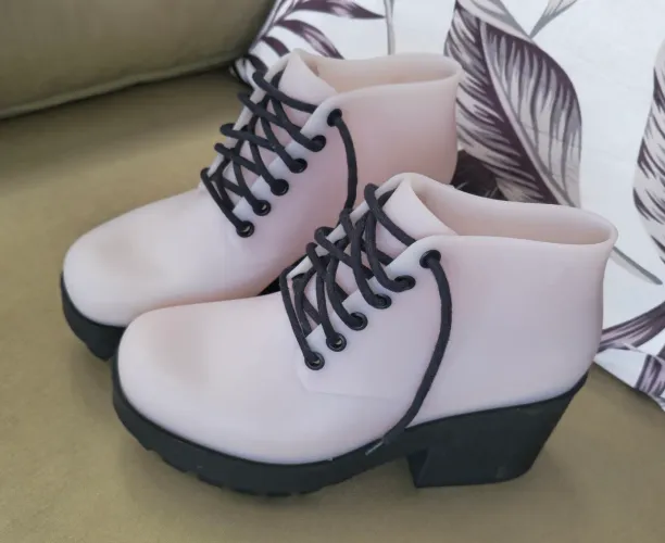 Bota Stellar Melissa 36 branca preta confortável