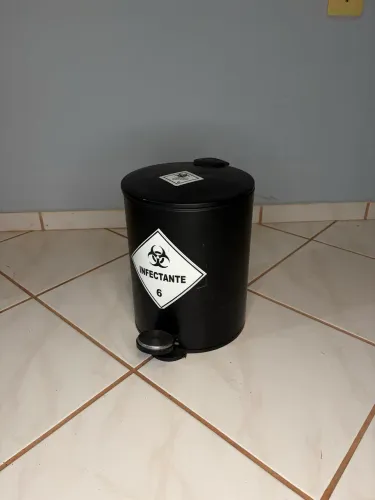 Lixo de descarte biológico para tatuagem