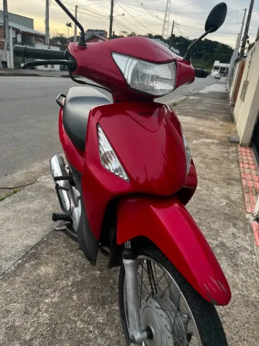 Vendo Biz ES 125 com partida elétrica.