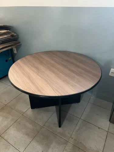 Vendo mesa redonda para escritório (já está desmontada)
