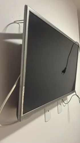 TV 32 POLEGADAS ( NÃO É SMART)