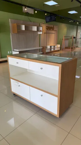 Balcão com tampo de vidro 