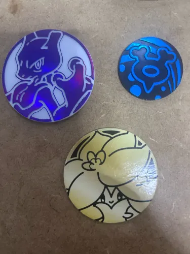 Lote 3 Moedas Pokémon TCG - Mewtwo Holo Roxa + Teddiursa Azul + Poké Bola 2022