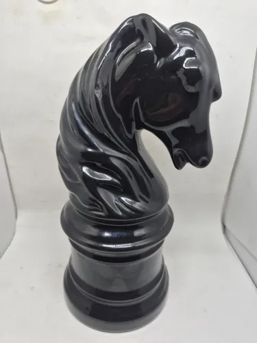 Escultura de cavalo de porcelana.