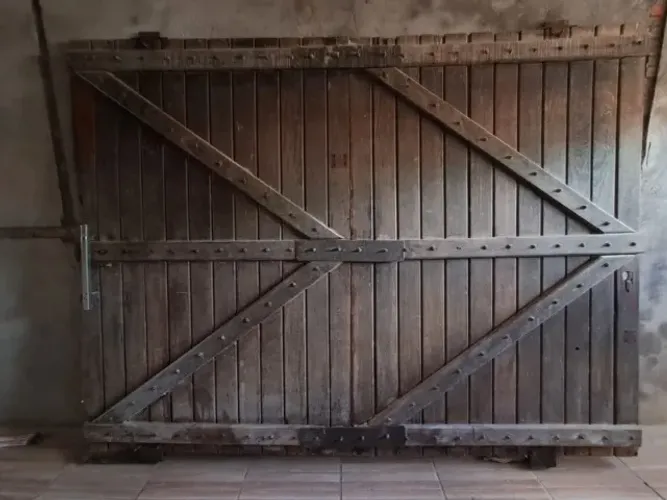 PORTÃO DE MADEIRA 2,70 X 2,07 ÓTIMO PARA GARAGENS E SÍTIOS